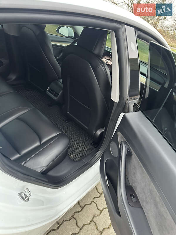 Седан Tesla Model 3 2022 в Великих Мостах