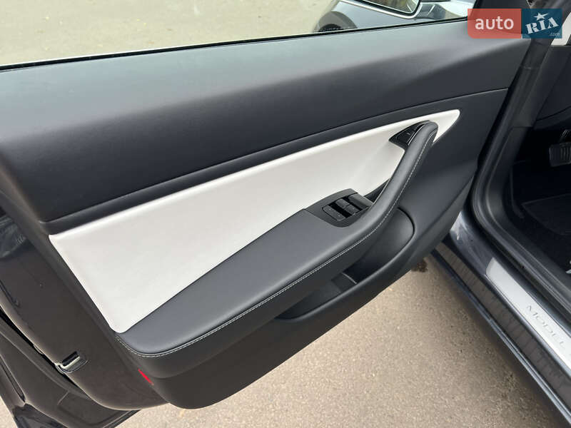 Седан Tesla Model 3 2019 в Прилуках