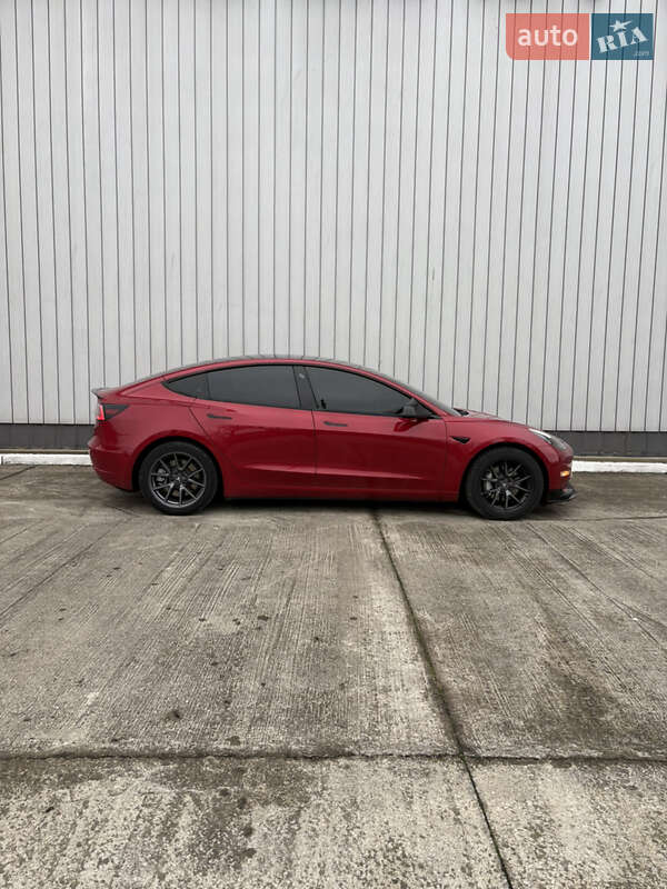 Седан Tesla Model 3 2021 в Черновцах
