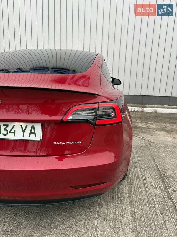 Седан Tesla Model 3 2021 в Черновцах