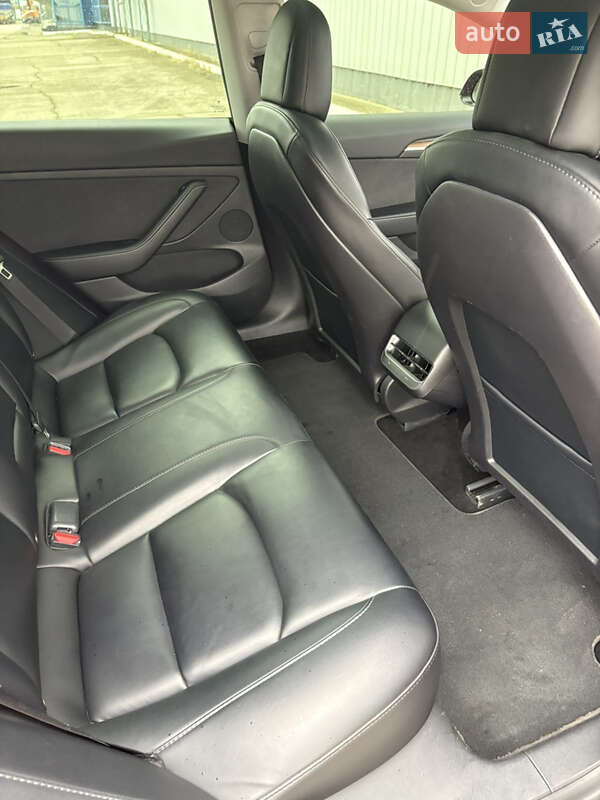 Седан Tesla Model 3 2021 в Черновцах
