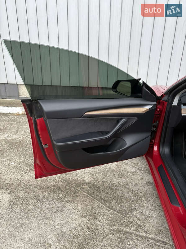 Седан Tesla Model 3 2021 в Черновцах