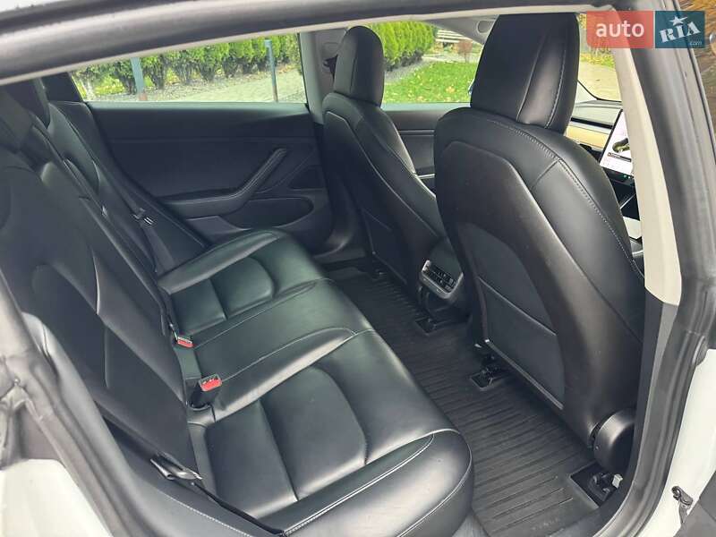 Седан Tesla Model 3 2019 в Львові