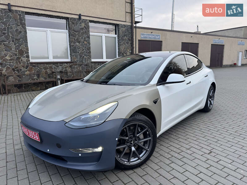 Седан Tesla Model 3 2022 в Володимирі