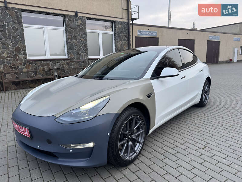 Седан Tesla Model 3 2022 в Володимирі