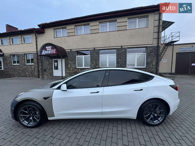Седан Tesla Model 3 2022 в Володимирі