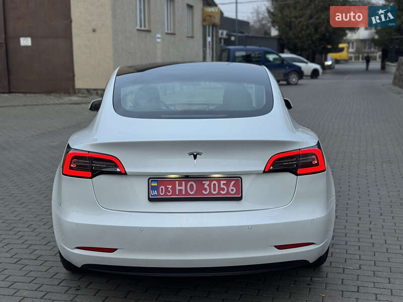 Седан Tesla Model 3 2022 в Володимирі