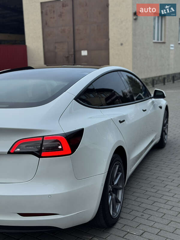 Седан Tesla Model 3 2022 в Володимирі