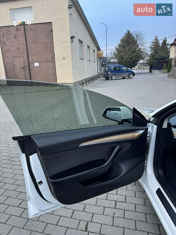 Седан Tesla Model 3 2022 в Володимирі