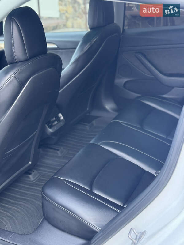 Седан Tesla Model 3 2022 в Володимирі