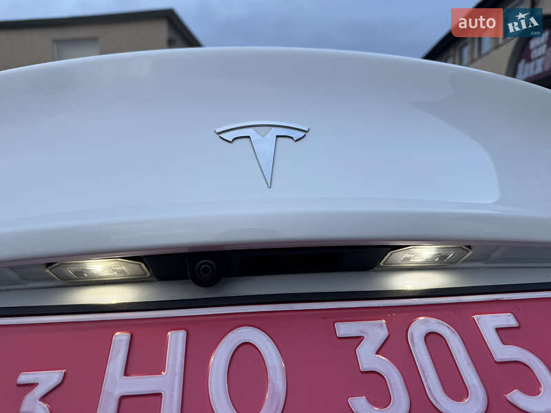 Седан Tesla Model 3 2022 в Володимирі