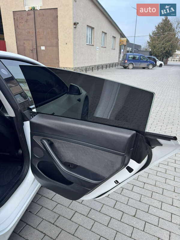 Седан Tesla Model 3 2022 в Володимирі