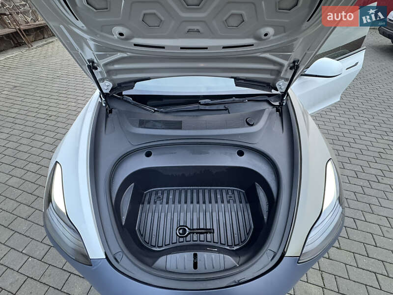 Седан Tesla Model 3 2022 в Володимирі