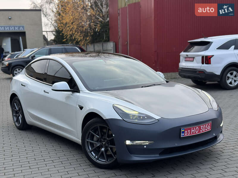 Седан Tesla Model 3 2022 в Володимирі