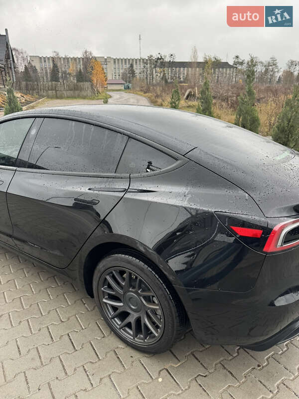 Седан Tesla Model 3 2024 в Буске
