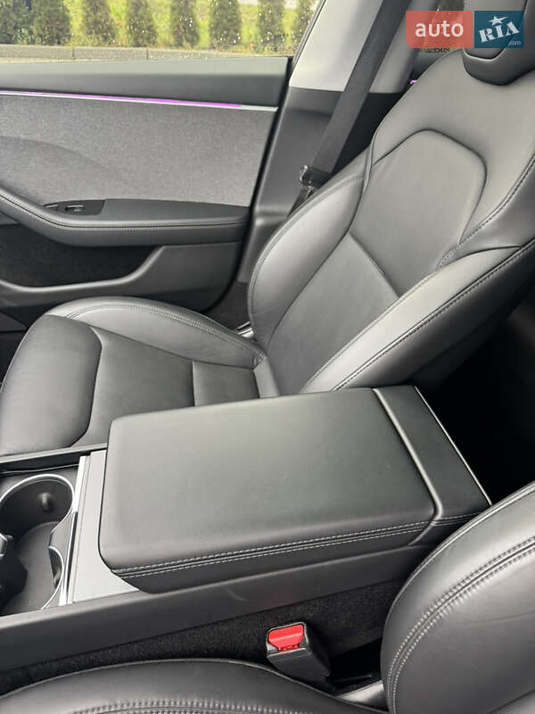 Седан Tesla Model 3 2024 в Буске