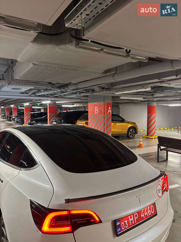 Седан Tesla Model 3 2020 в Львове