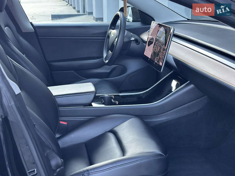 Седан Tesla Model 3 2019 в Тернополі