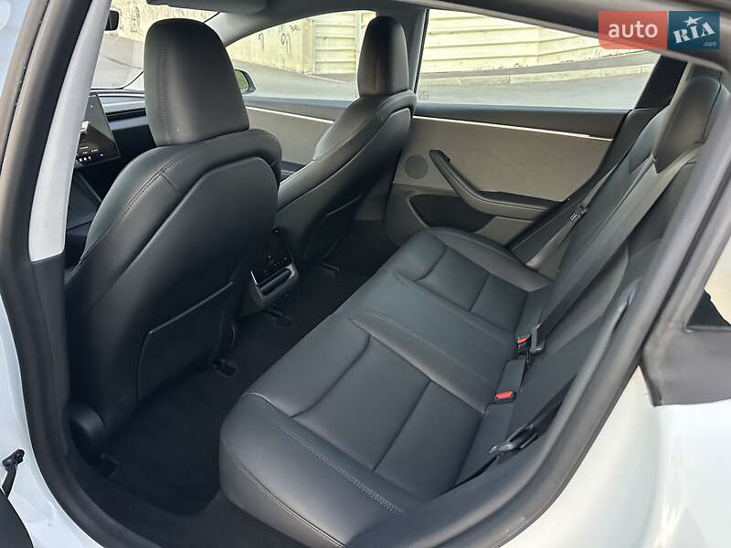 Седан Tesla Model 3 2024 в Львові