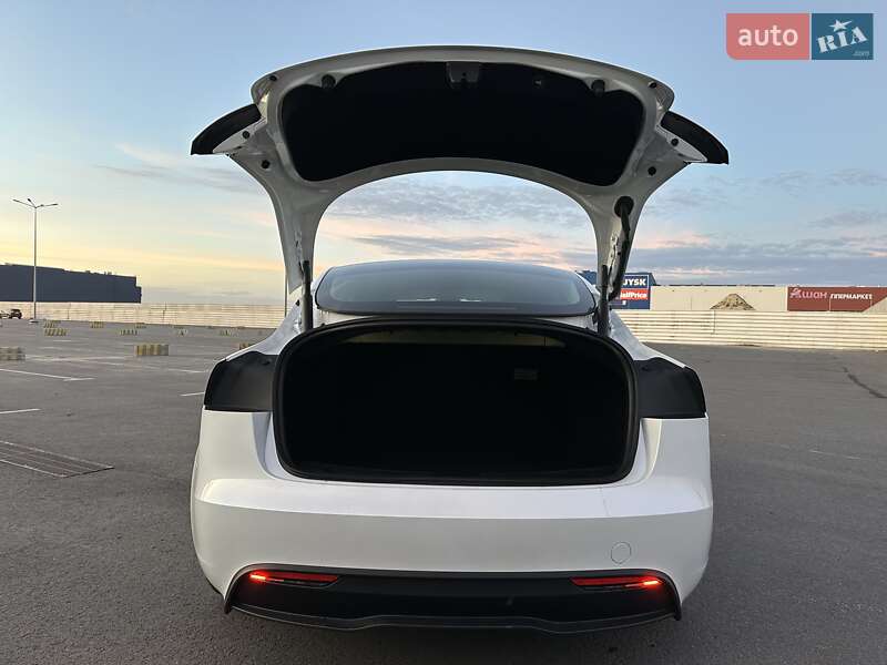 Седан Tesla Model 3 2024 в Львові
