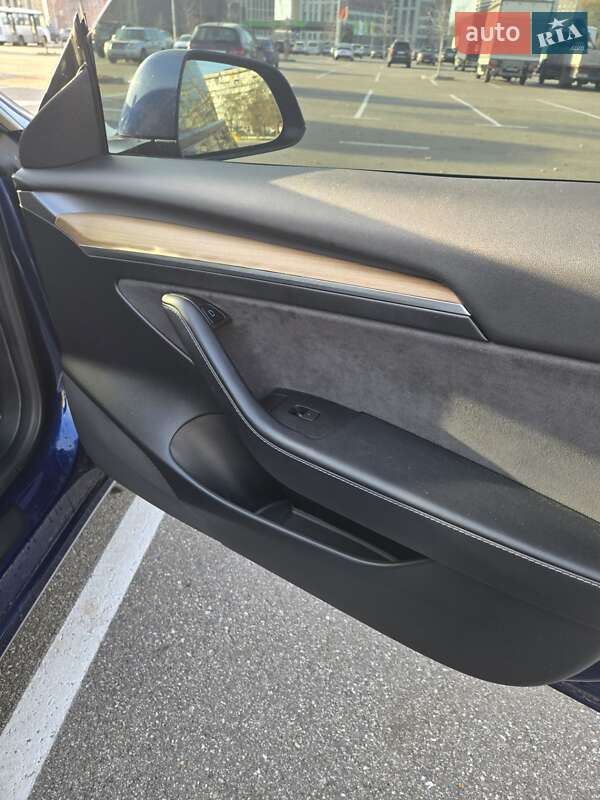 Седан Tesla Model 3 2022 в Киеве