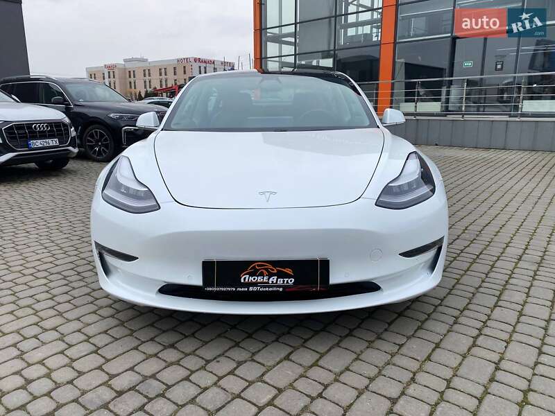 Седан Tesla Model 3 2019 в Львове
