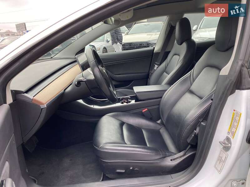 Седан Tesla Model 3 2019 в Львове