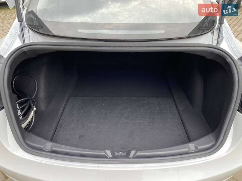Седан Tesla Model 3 2019 в Львове