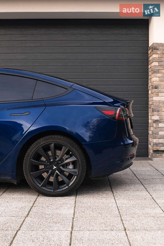 Седан Tesla Model 3 2021 в Черкасах