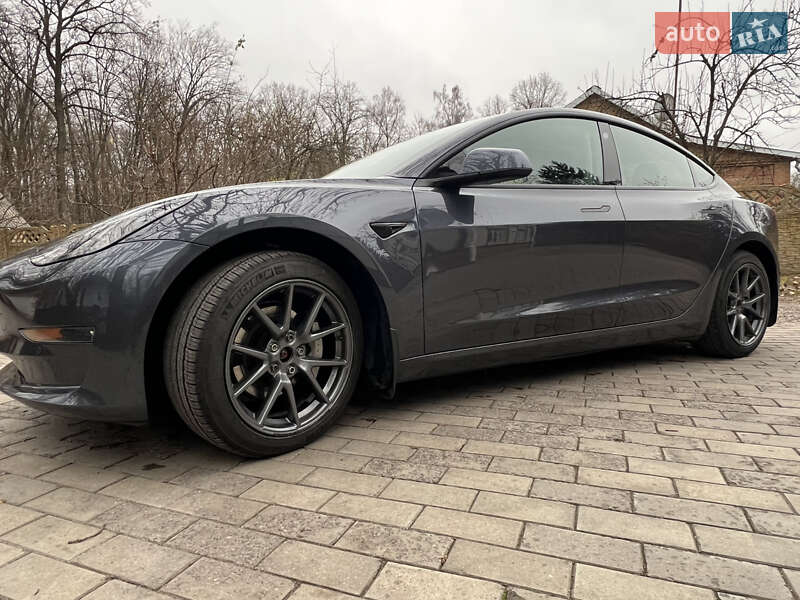 Седан Tesla Model 3 2021 в Киеве
