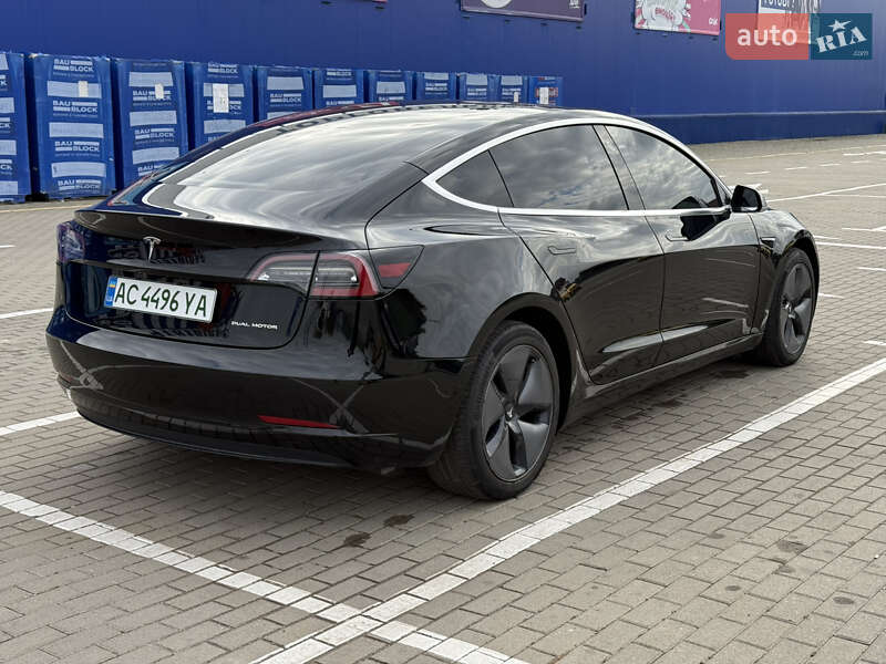 Седан Tesla Model 3 2019 в Нововолинську