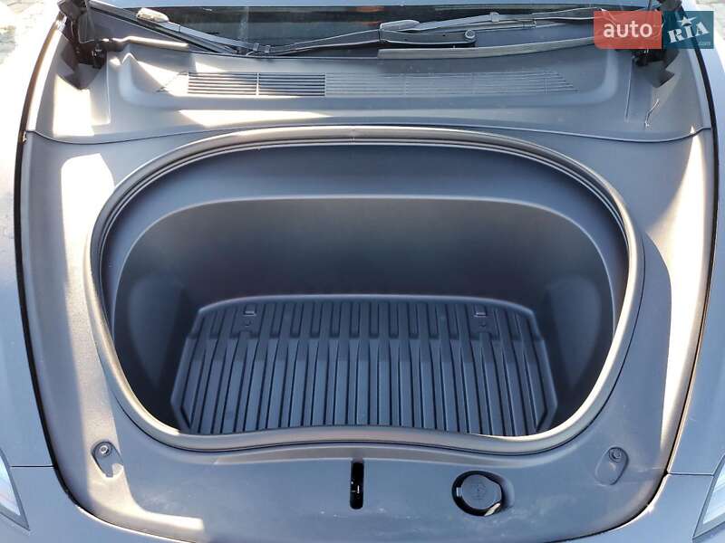 Седан Tesla Model 3 2025 в Львові