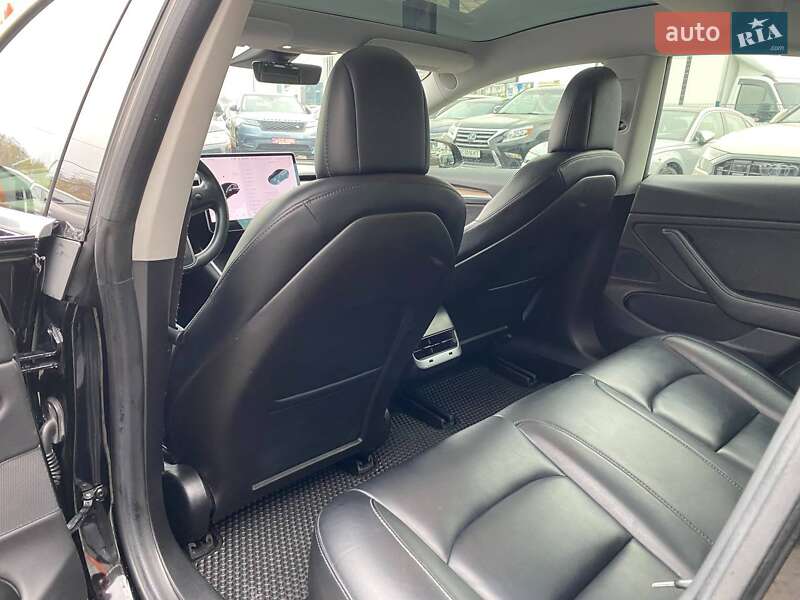 Седан Tesla Model 3 2018 в Львові