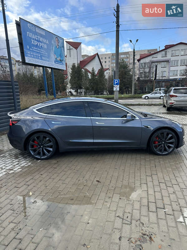 Седан Tesla Model 3 2020 в Івано-Франківську