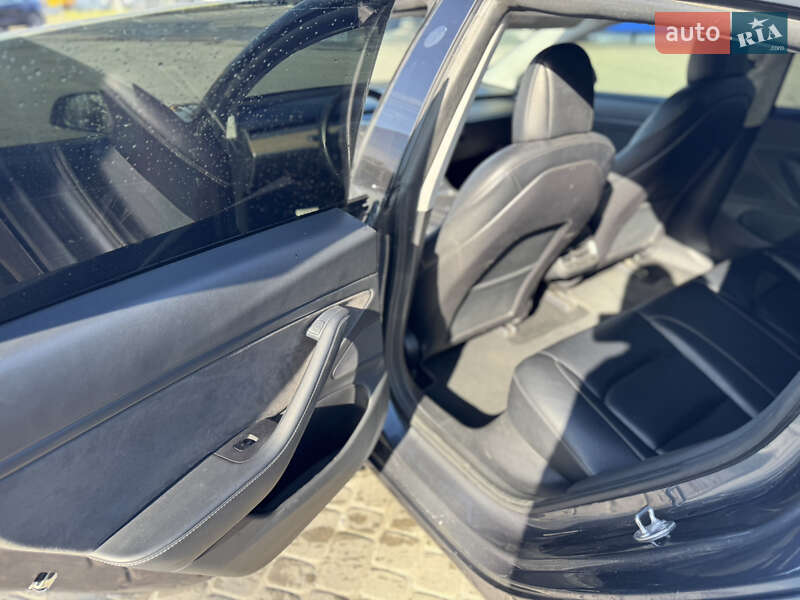 Седан Tesla Model 3 2021 в Львові