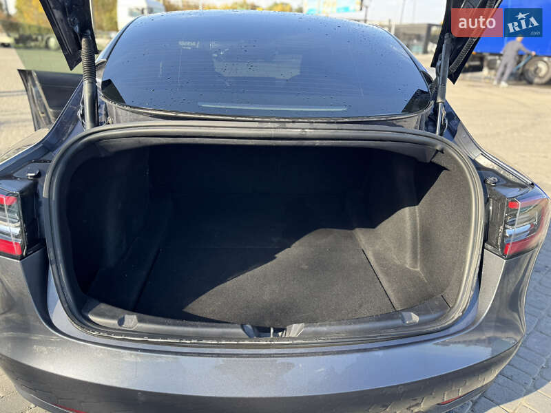 Седан Tesla Model 3 2021 в Львові