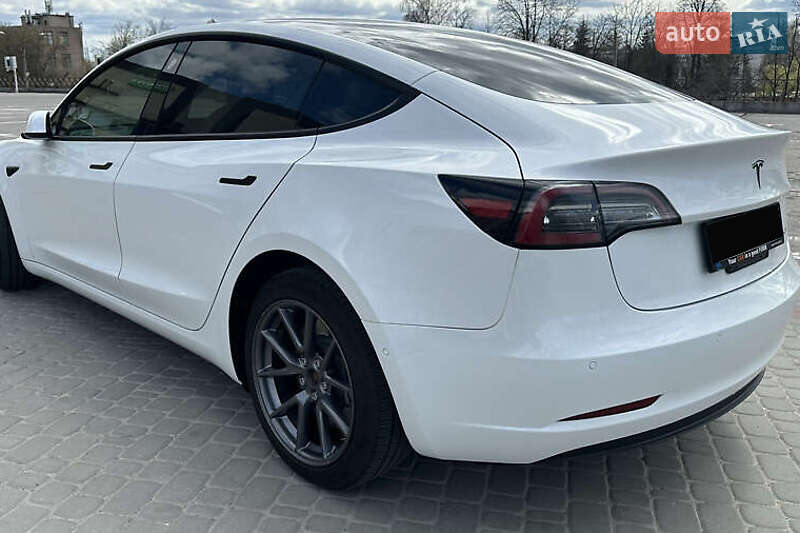 Седан Tesla Model 3 2021 в Киеве