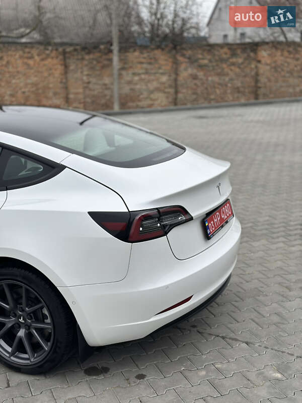 Седан Tesla Model 3 2021 в Дубно