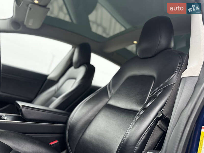 Седан Tesla Model 3 2018 в Львове