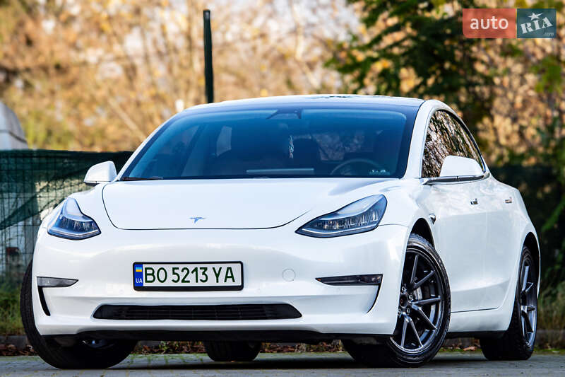 Седан Tesla Model 3 2019 в Львові