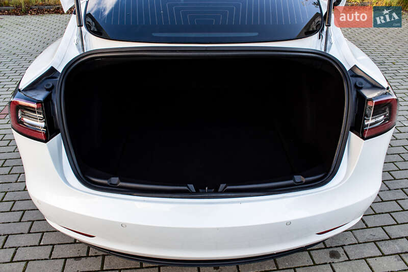 Седан Tesla Model 3 2019 в Львові