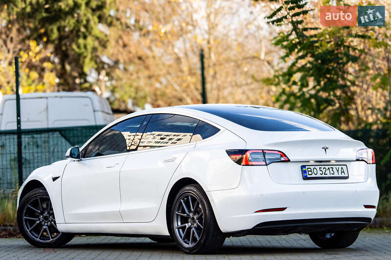 Седан Tesla Model 3 2019 в Львові