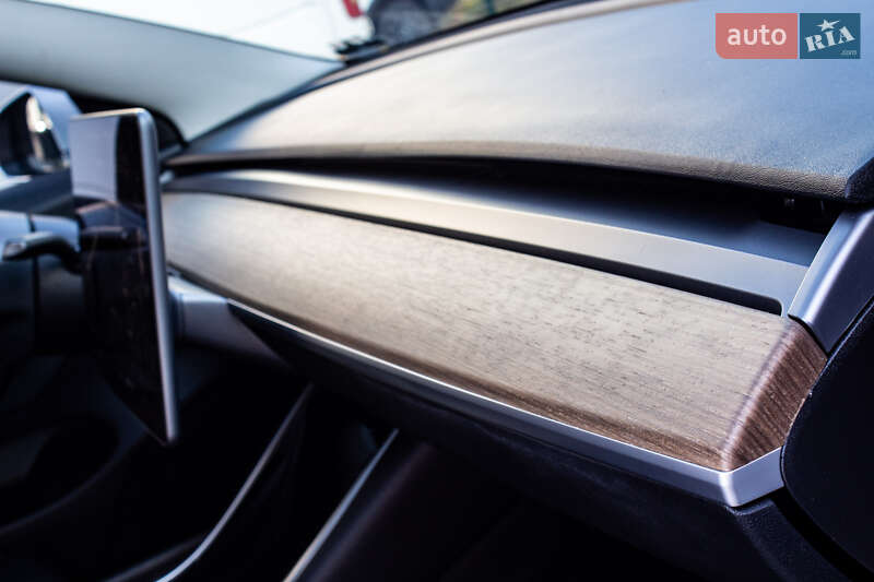 Седан Tesla Model 3 2019 в Львові