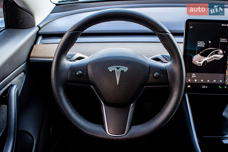 Седан Tesla Model 3 2019 в Львові