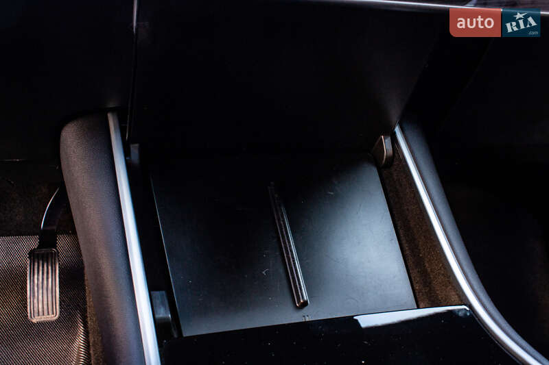 Седан Tesla Model 3 2019 в Львові