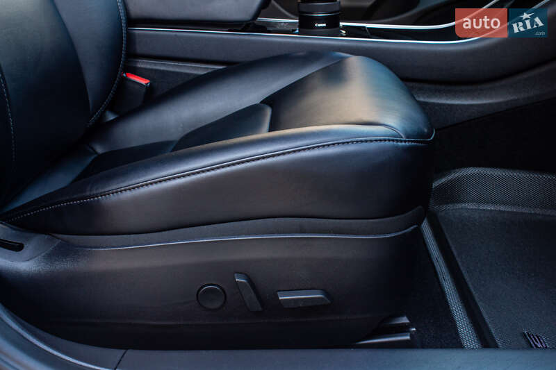 Седан Tesla Model 3 2019 в Львові