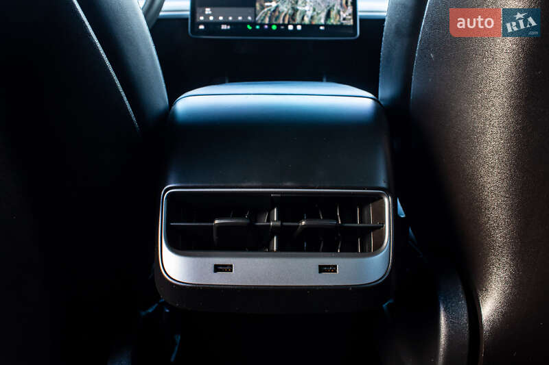 Седан Tesla Model 3 2019 в Львові