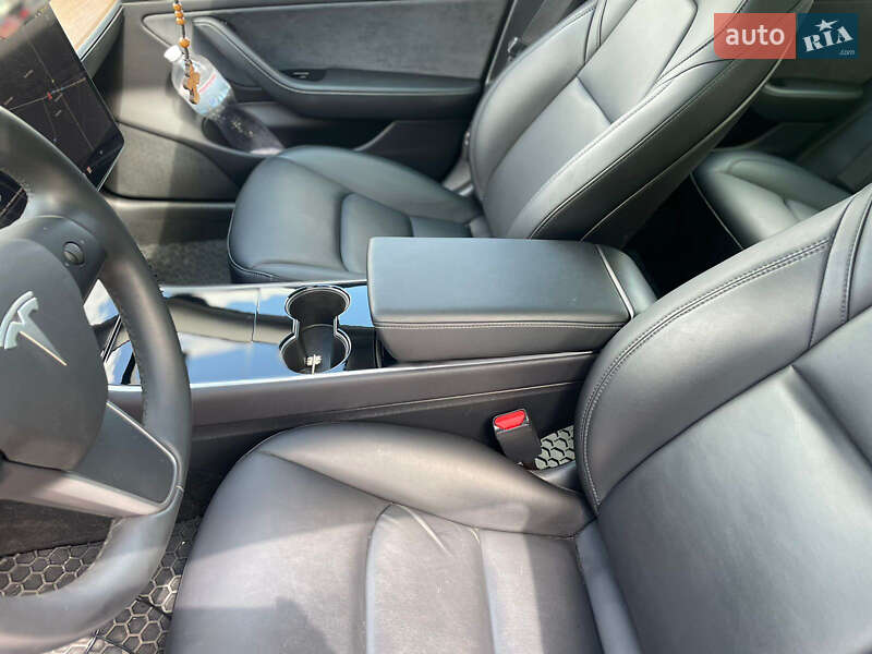 Седан Tesla Model 3 2019 в Львові