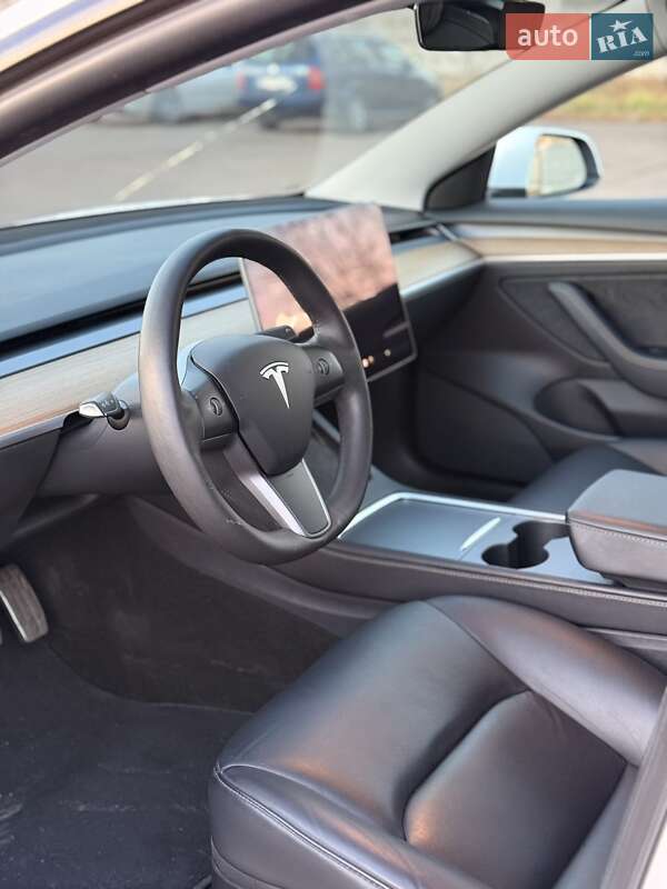 Седан Tesla Model 3 2021 в Ровно