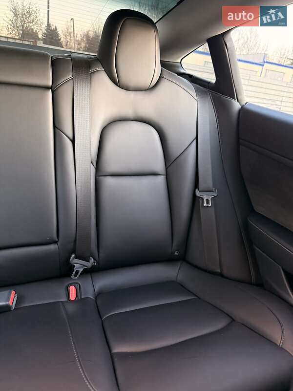 Седан Tesla Model 3 2021 в Ровно